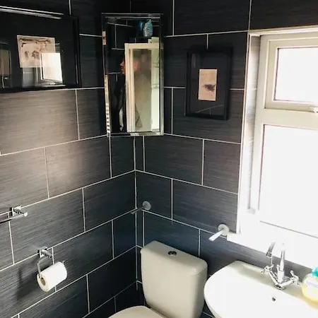Cosy Two Bed Terraced House 7Min Drive From City Belfast Exterior photo