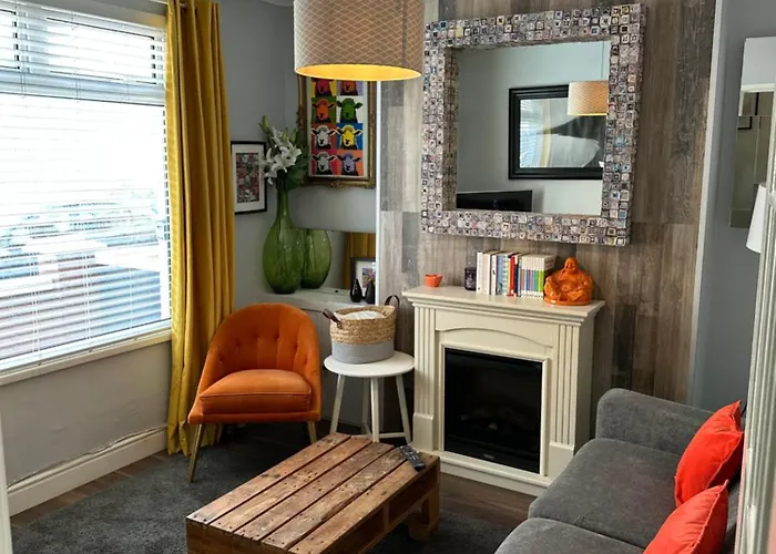 Cosy Two Bed Terraced House 7Min Drive From City