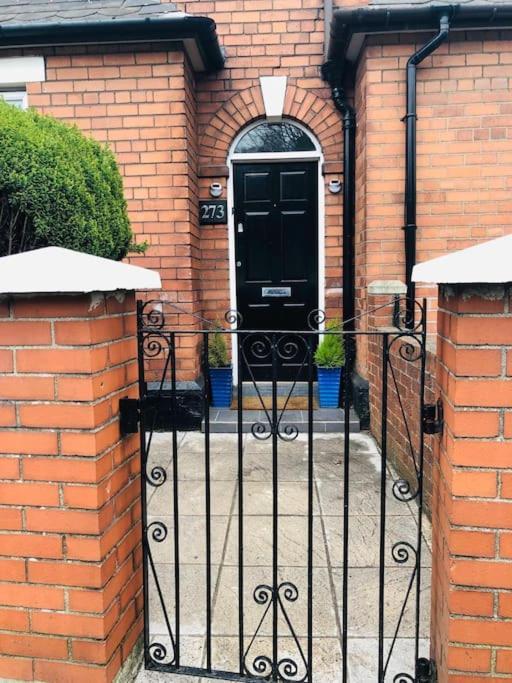 Cosy Two Bed Terraced House 7min Drive From Hébergement de vacances Belfast
