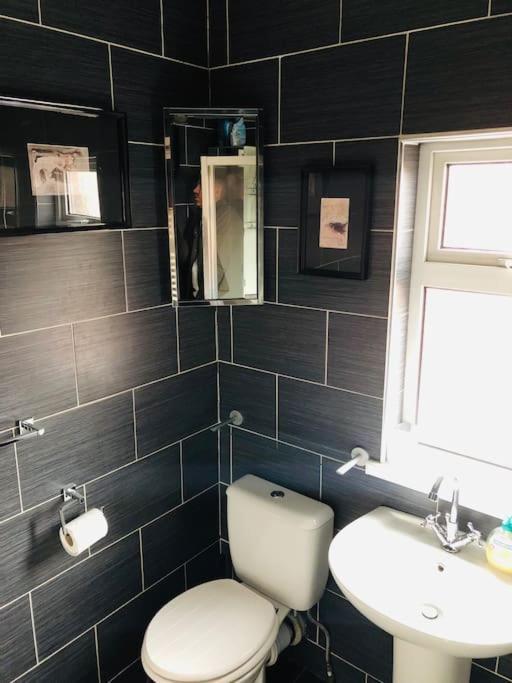 Hébergement de vacances Cosy Two Bed Terraced House 7min Drive From *